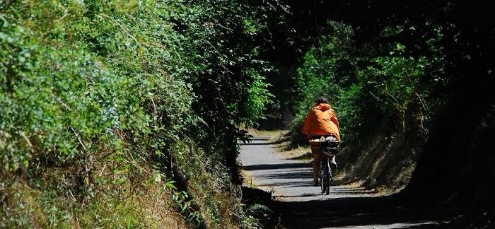 ruta en bici via verde de los ojos negros